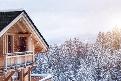 Dom zachowany w chłodnej kolorystyce efektownie prezentuje się nie tylko zimą